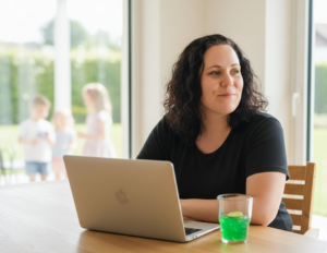 Zwischen Pflegeheim und Familienbesuch: Wie Nadja als dreifache Mama den Weg in die Freiheit fand